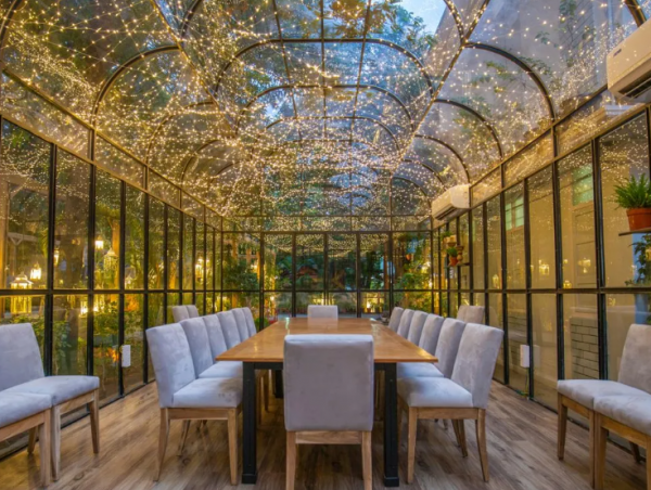 Cafe dengan desain skandinavia yang simpel dan fungsional